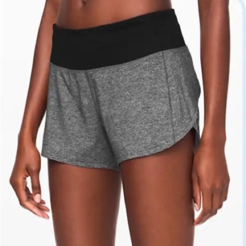 Like new Lululemon Athletica Speed up mid rise 4” inseam size 6